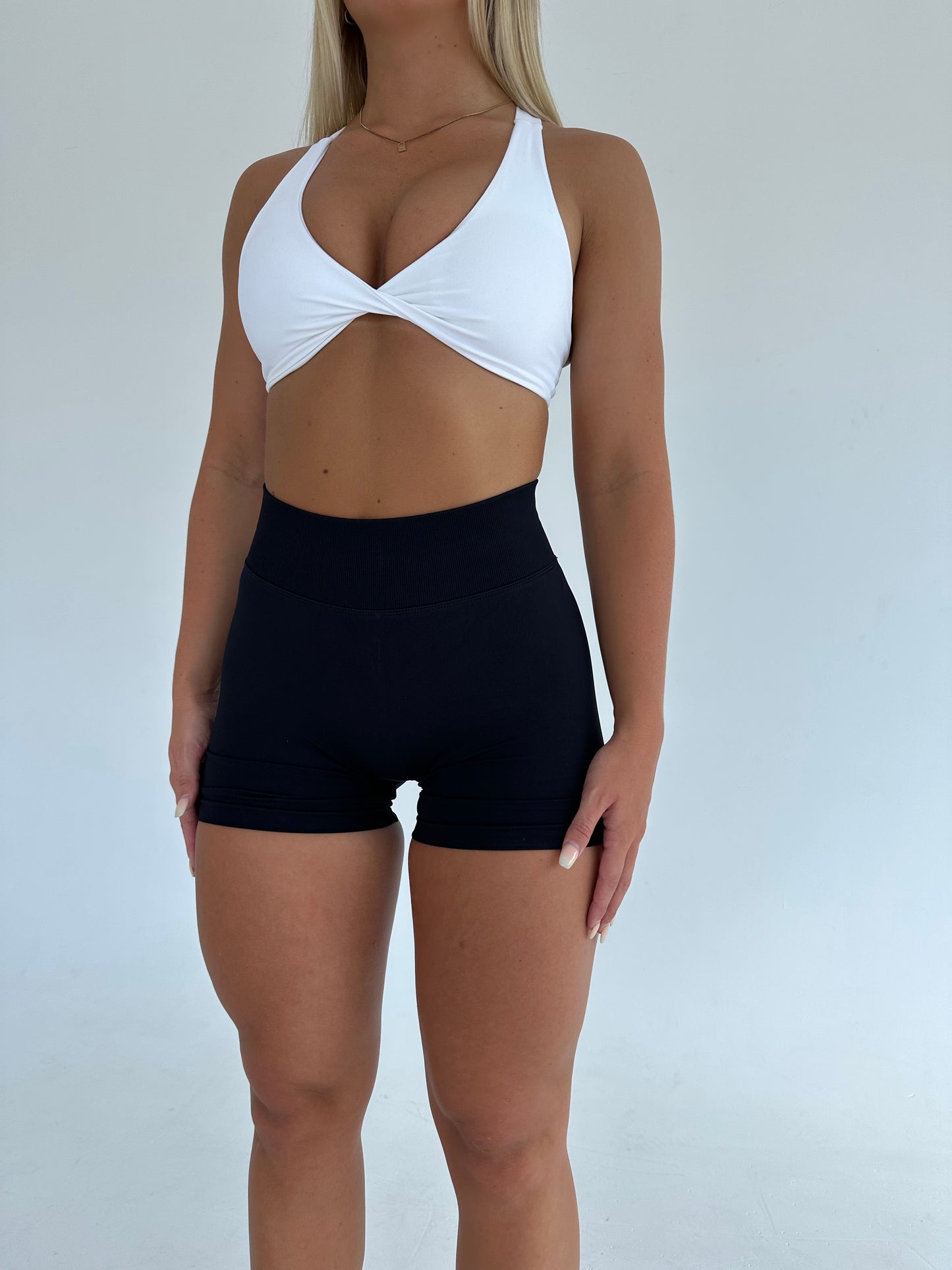 Essential Shorts - BLACK